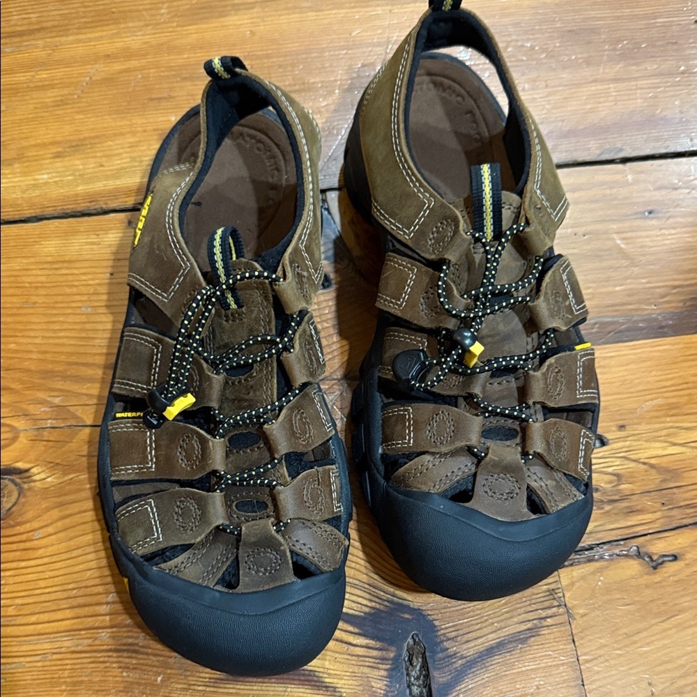 Keen Brown Leather Closed-Toe Hiking Sandals with Black Rubber Toecap